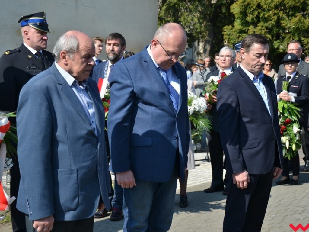 „Prochom Waszym pokłon”. Godny hołd pod pomnikiem katyńskim