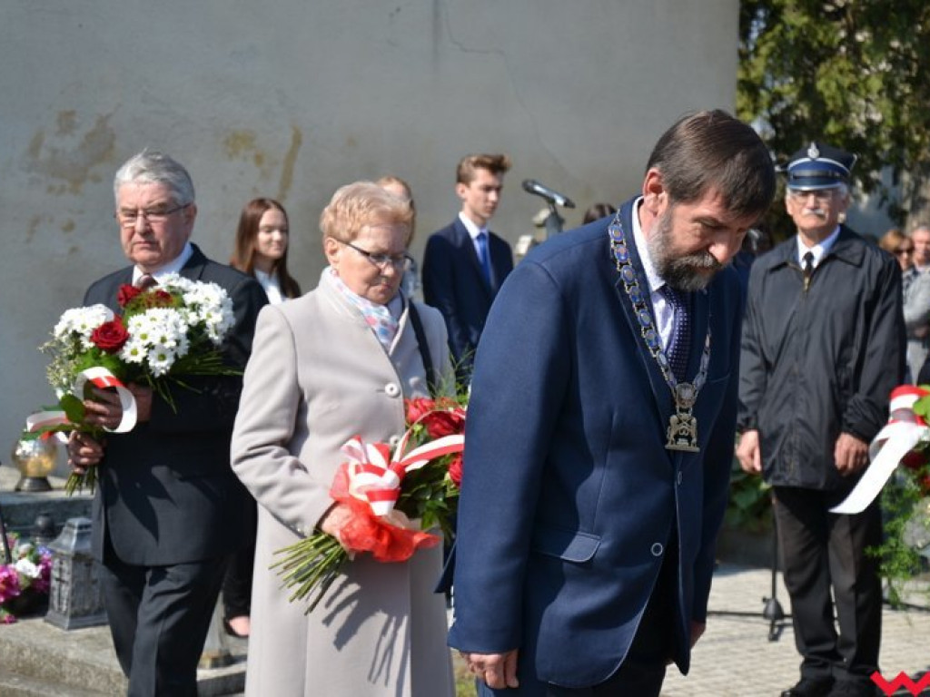 „Prochom Waszym pokłon”. Godny hołd pod pomnikiem katyńskim