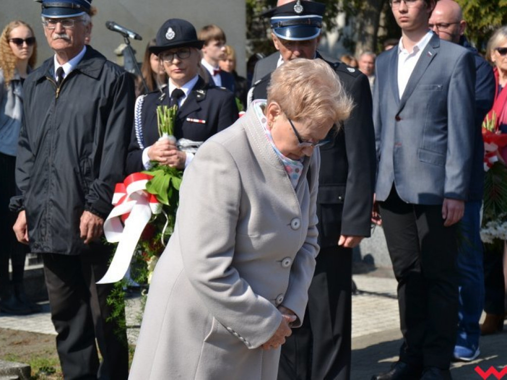 „Prochom Waszym pokłon”. Godny hołd pod pomnikiem katyńskim