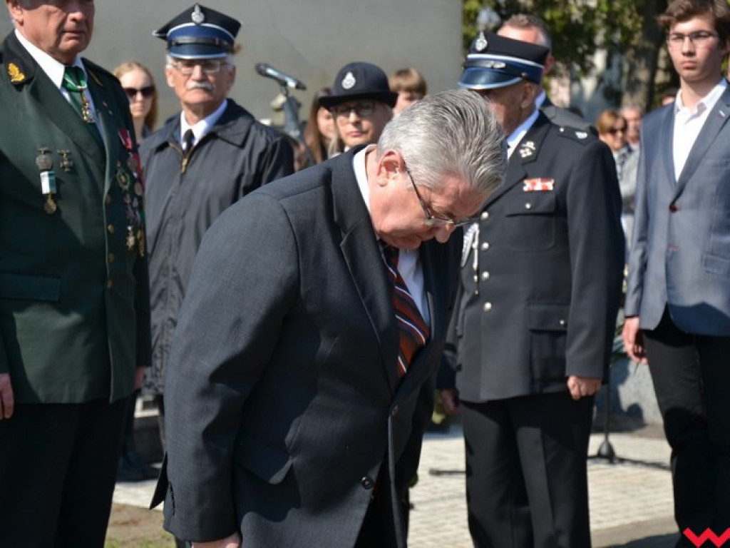„Prochom Waszym pokłon”. Godny hołd pod pomnikiem katyńskim