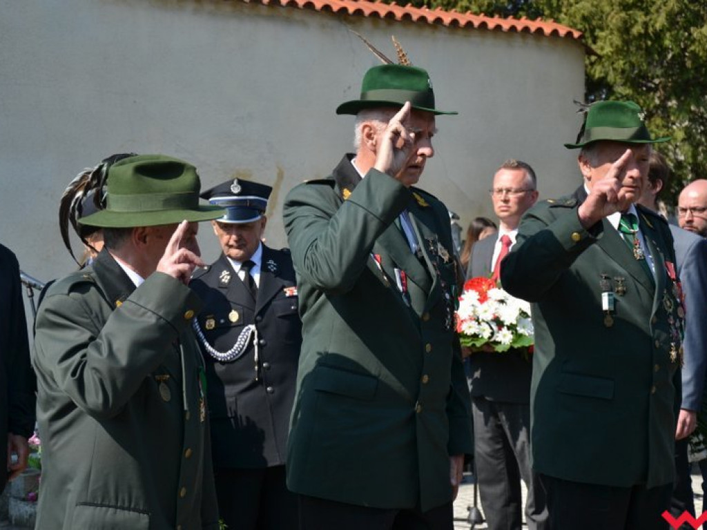 „Prochom Waszym pokłon”. Godny hołd pod pomnikiem katyńskim