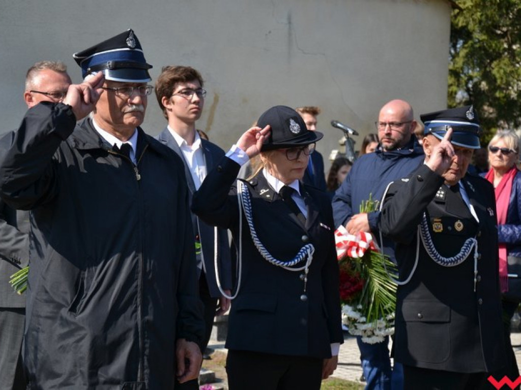 „Prochom Waszym pokłon”. Godny hołd pod pomnikiem katyńskim