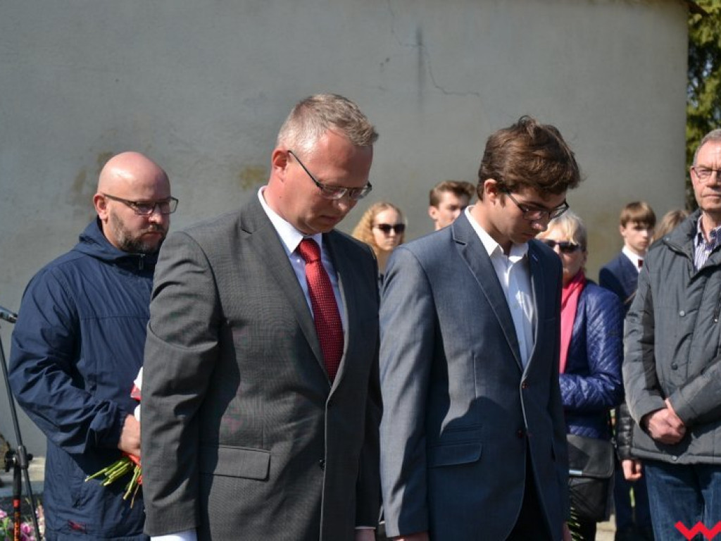 „Prochom Waszym pokłon”. Godny hołd pod pomnikiem katyńskim