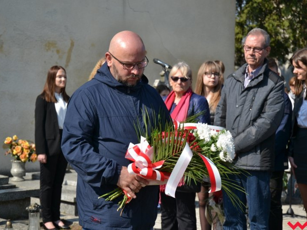„Prochom Waszym pokłon”. Godny hołd pod pomnikiem katyńskim