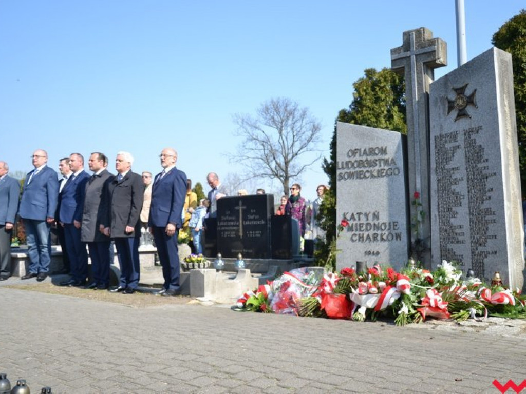 „Prochom Waszym pokłon”. Godny hołd pod pomnikiem katyńskim