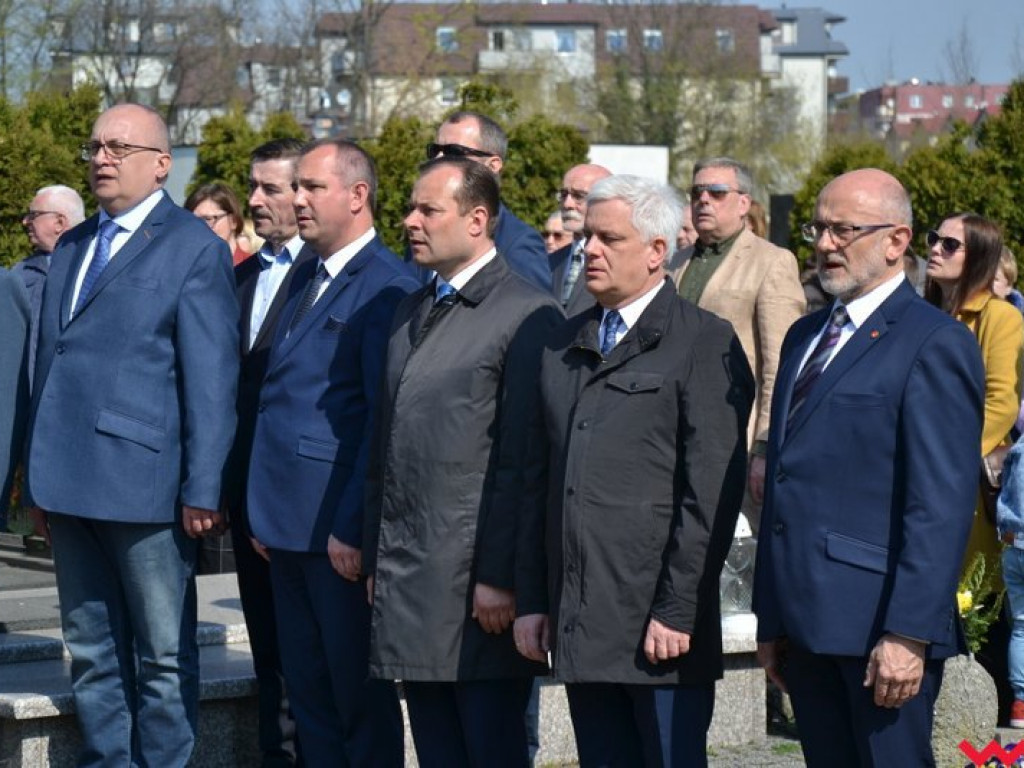 „Prochom Waszym pokłon”. Godny hołd pod pomnikiem katyńskim