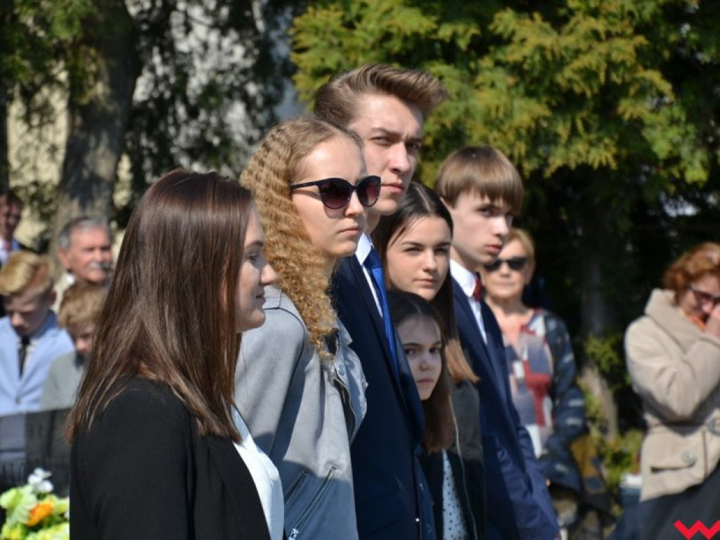 „Prochom Waszym pokłon”. Godny hołd pod pomnikiem katyńskim