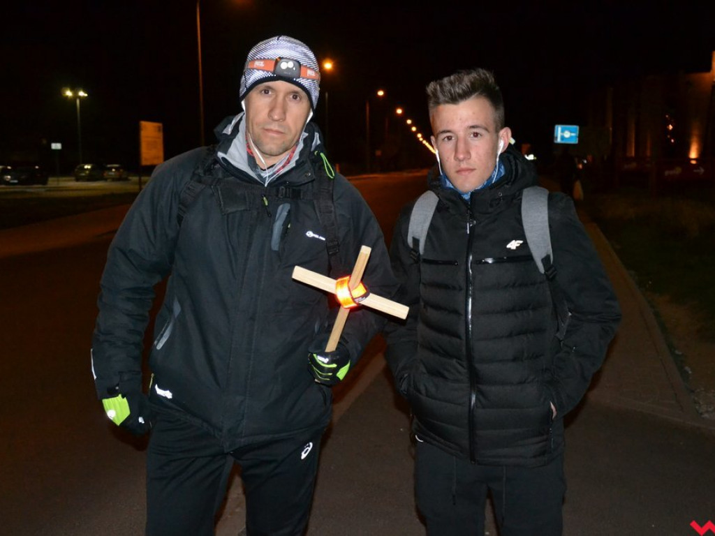 Krzyże w dłoniach, modlitwy w sercach. Poszli w nocną drogę, żeby nie błądzić w życiu
