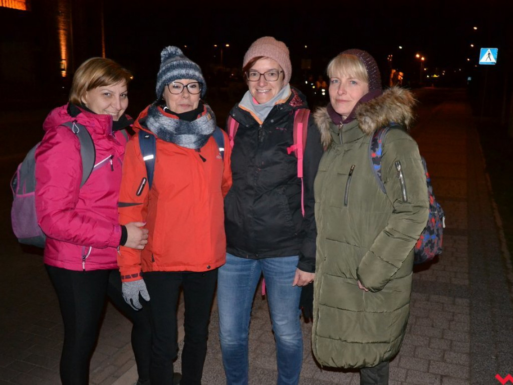 Krzyże w dłoniach, modlitwy w sercach. Poszli w nocną drogę, żeby nie błądzić w życiu