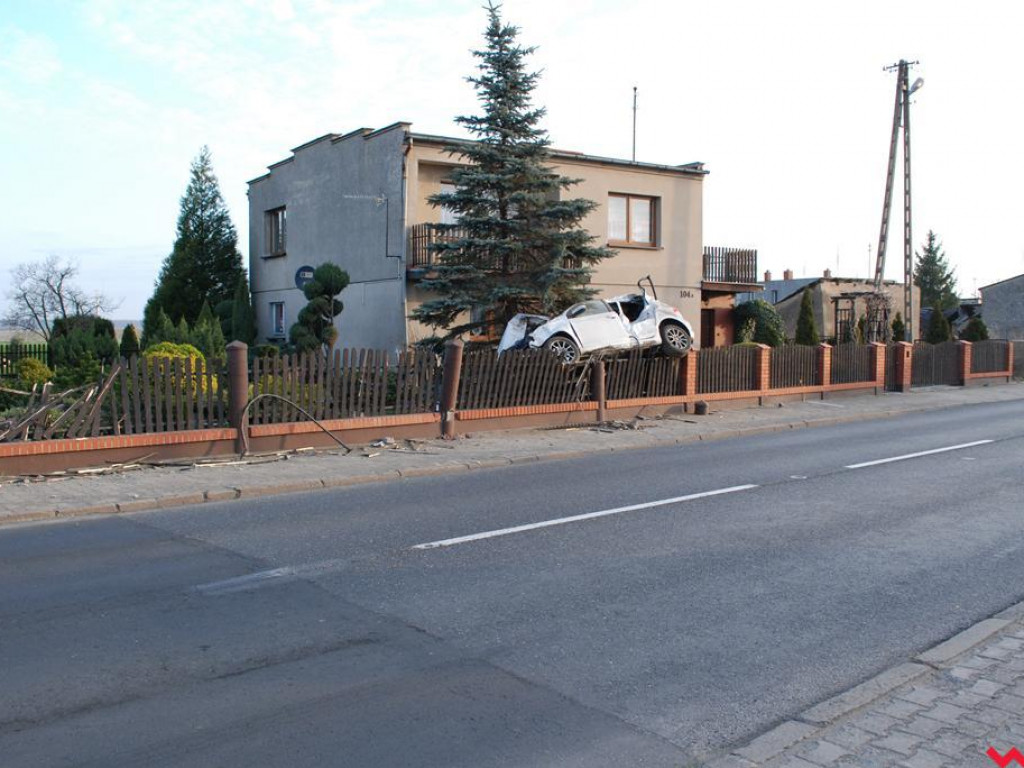 Samochód osobowy wleciał na posesję w Ratajach