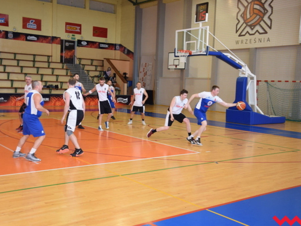 Sporo dobrej koszykówki w meczu kolejki Wrzesińskiej Rekreacyjnej Ligi Koszykówki
