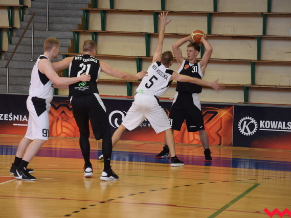 Sporo dobrej koszykówki w meczu kolejki Wrzesińskiej Rekreacyjnej Ligi Koszykówki
