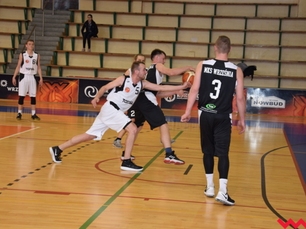 Sporo dobrej koszykówki w meczu kolejki Wrzesińskiej Rekreacyjnej Ligi Koszykówki