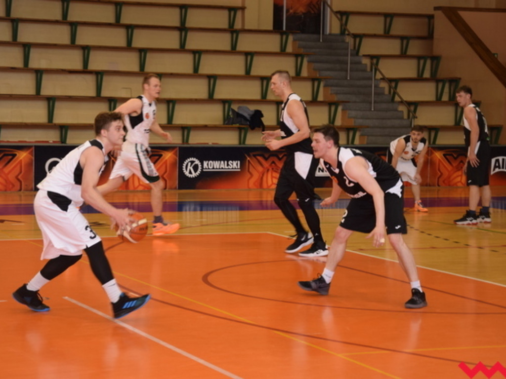 Sporo dobrej koszykówki w meczu kolejki Wrzesińskiej Rekreacyjnej Ligi Koszykówki