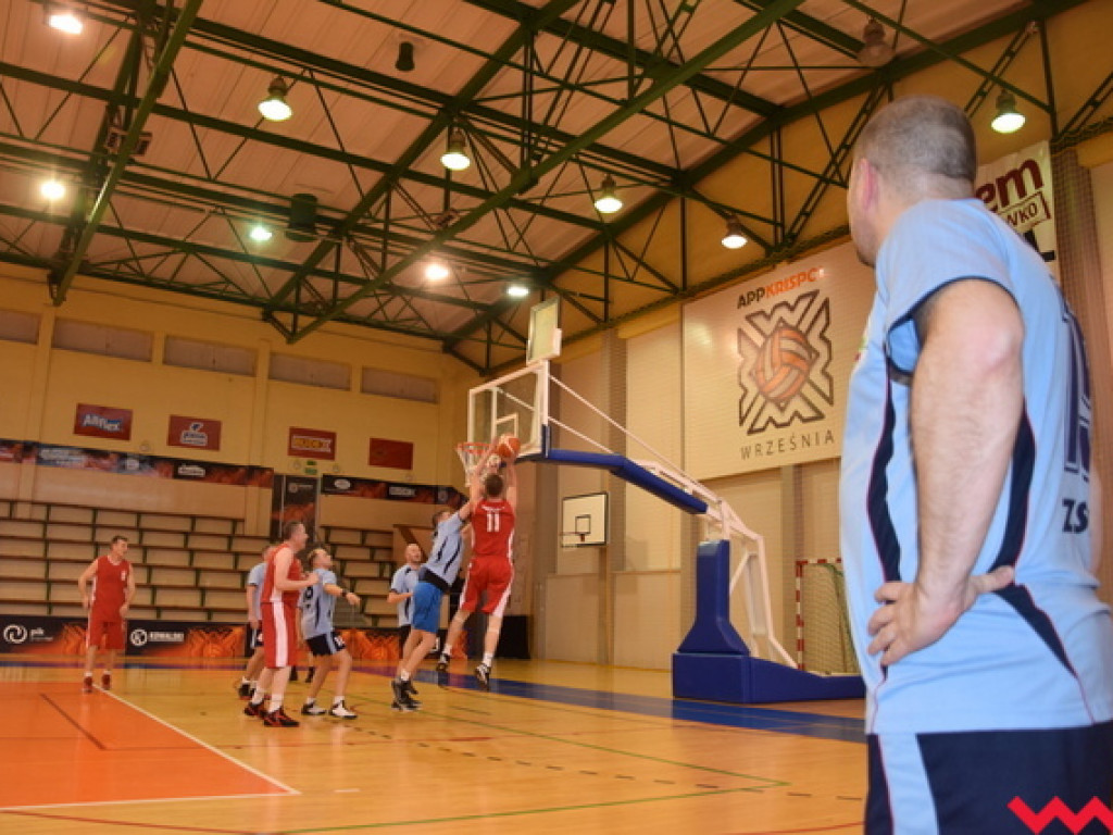 Sporo dobrej koszykówki w meczu kolejki Wrzesińskiej Rekreacyjnej Ligi Koszykówki