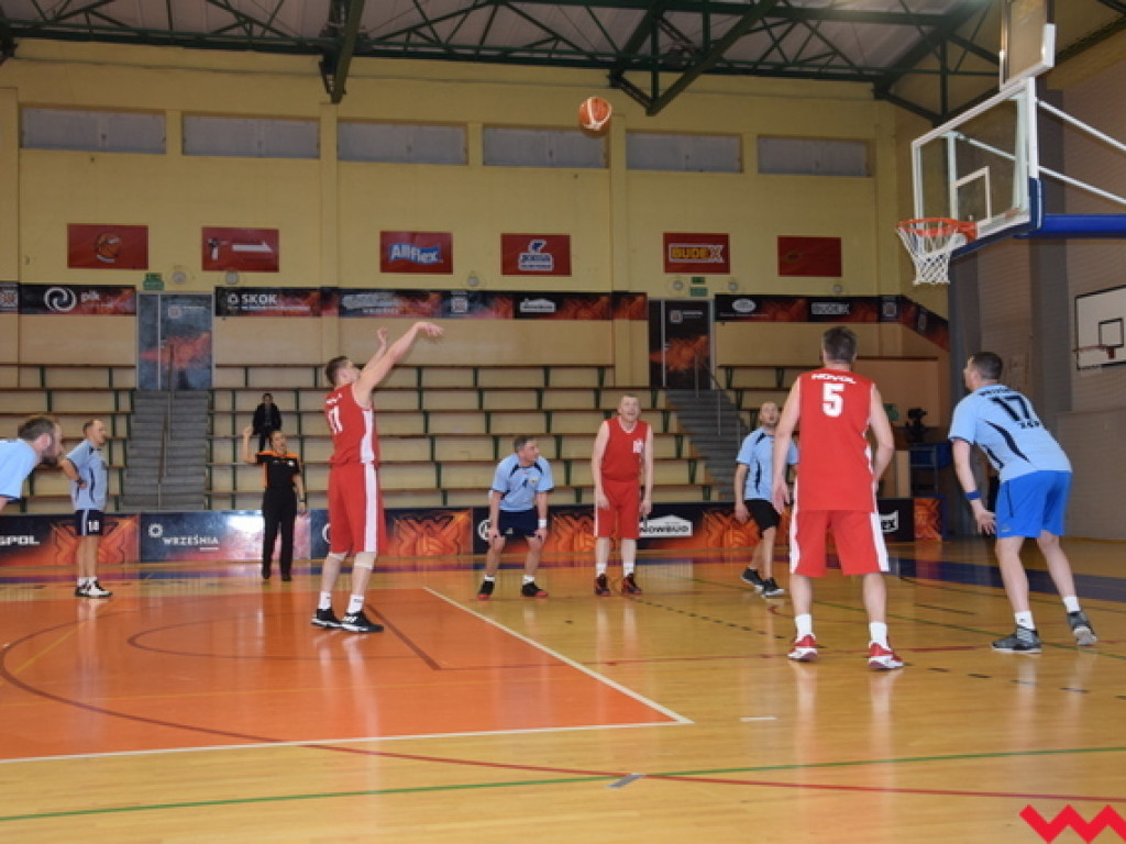 Sporo dobrej koszykówki w meczu kolejki Wrzesińskiej Rekreacyjnej Ligi Koszykówki
