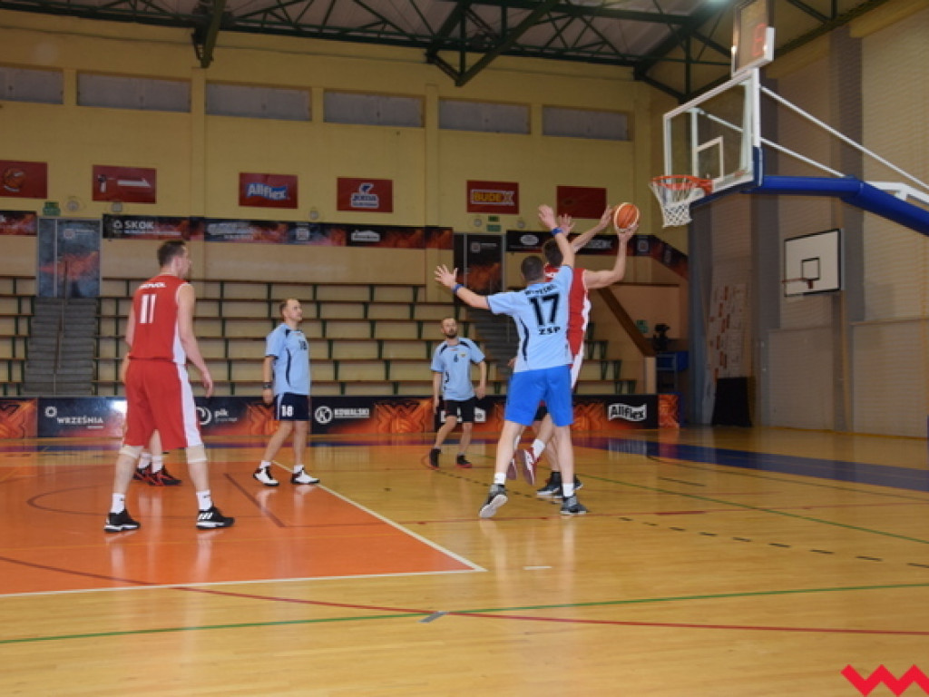 Sporo dobrej koszykówki w meczu kolejki Wrzesińskiej Rekreacyjnej Ligi Koszykówki