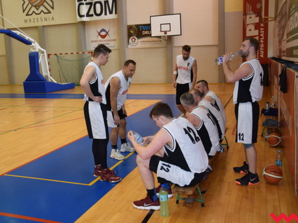 Sporo dobrej koszykówki w meczu kolejki Wrzesińskiej Rekreacyjnej Ligi Koszykówki