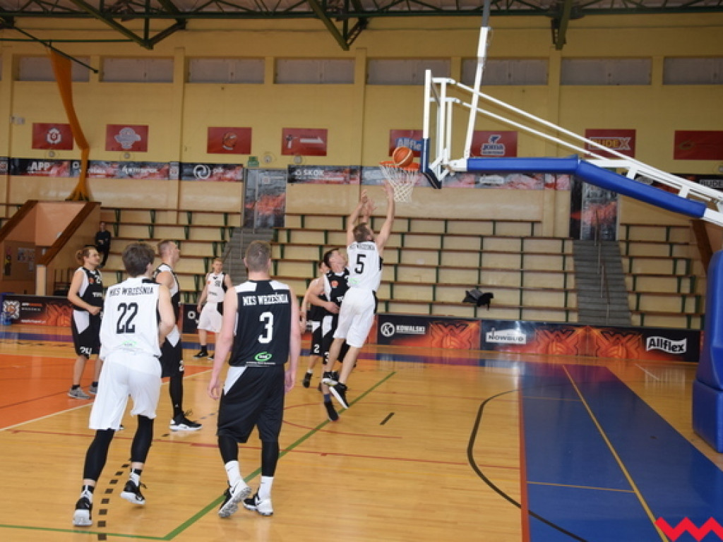 Sporo dobrej koszykówki w meczu kolejki Wrzesińskiej Rekreacyjnej Ligi Koszykówki