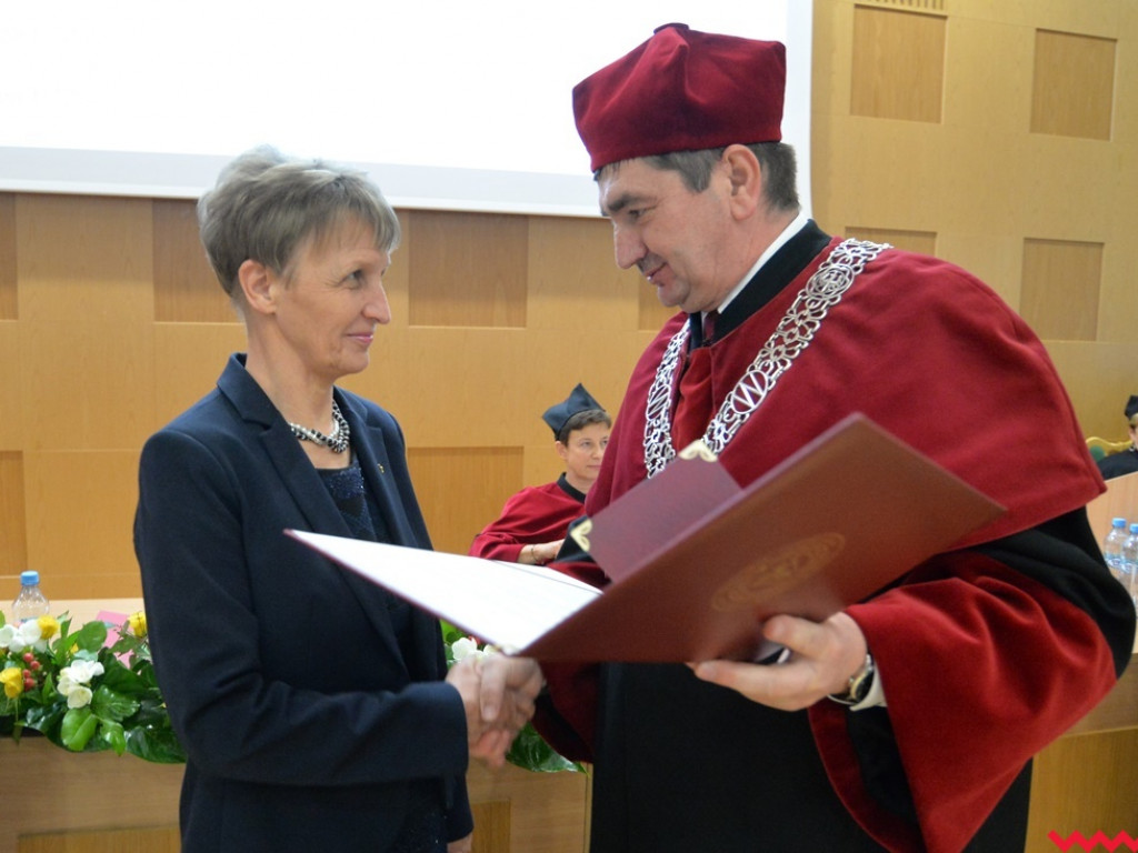 Nauczycielka ZSTiO odznaczona za zasługi dla wrocławskiego wydziału