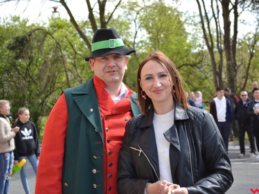 Harce z niedźwiedziami na ulicach Czerniejewa. Przebierańcy przywitali wiosnę