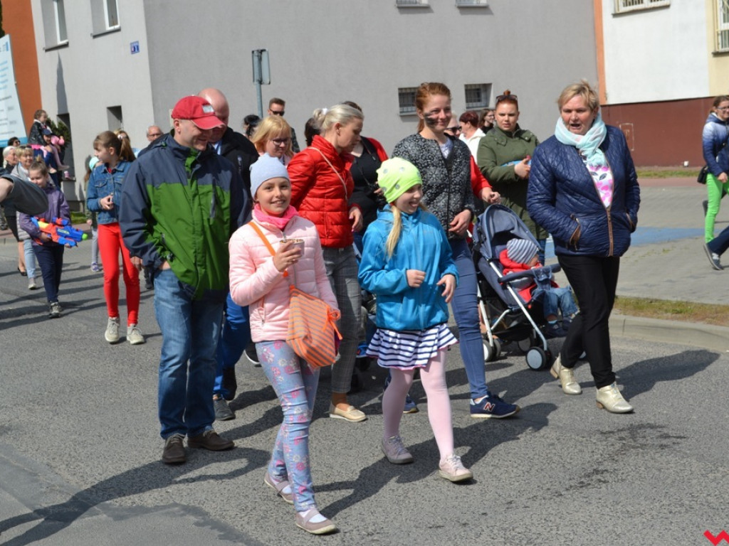 Harce z niedźwiedziami na ulicach Czerniejewa. Przebierańcy przywitali wiosnę