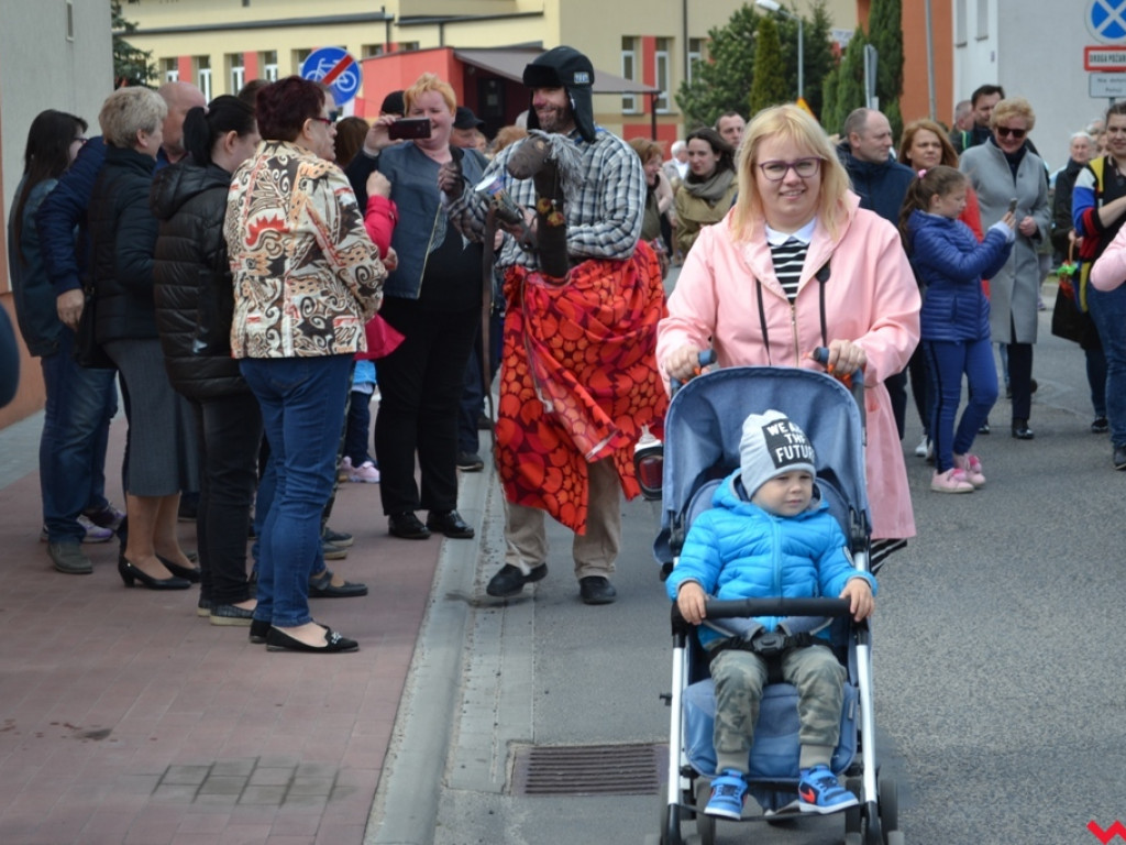 Harce z niedźwiedziami na ulicach Czerniejewa. Przebierańcy przywitali wiosnę