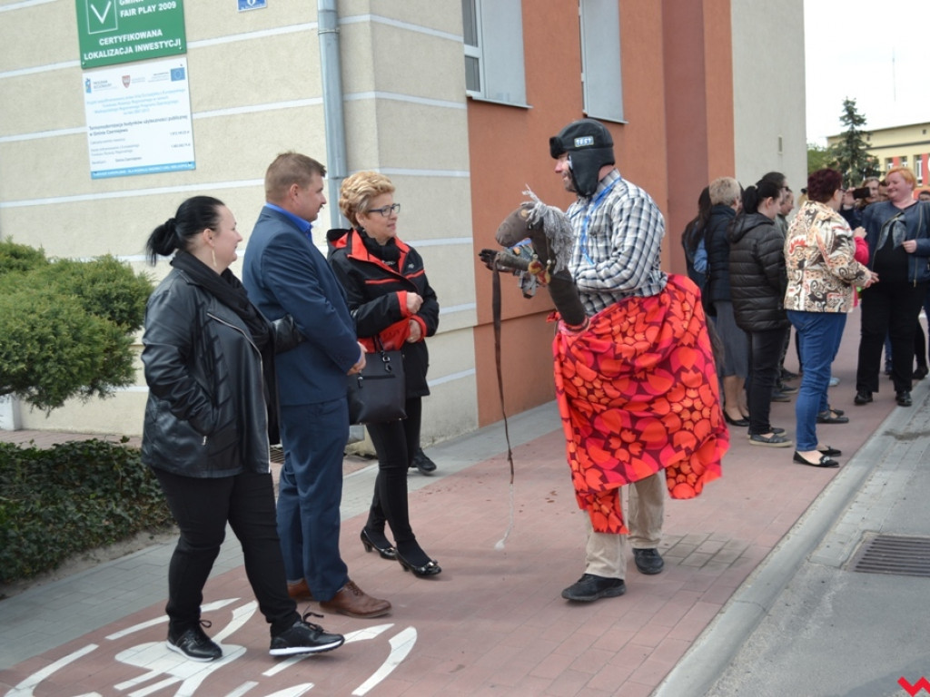 Harce z niedźwiedziami na ulicach Czerniejewa. Przebierańcy przywitali wiosnę