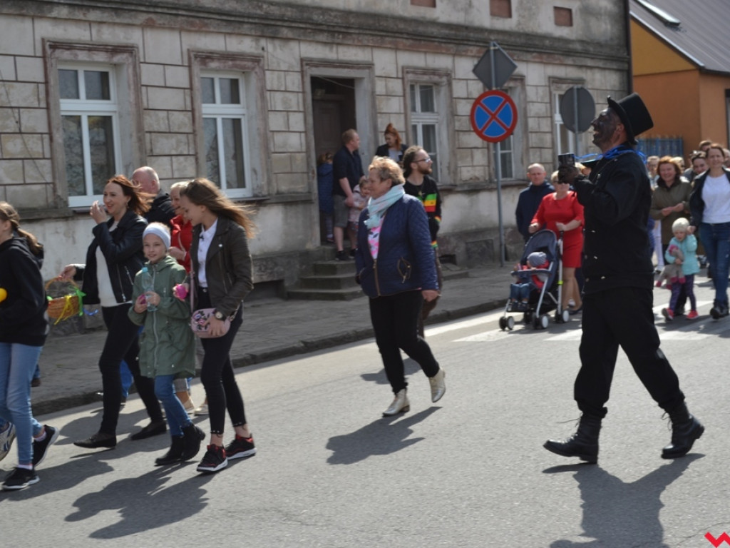 Harce z niedźwiedziami na ulicach Czerniejewa. Przebierańcy przywitali wiosnę