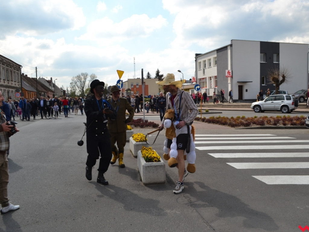 Harce z niedźwiedziami na ulicach Czerniejewa. Przebierańcy przywitali wiosnę