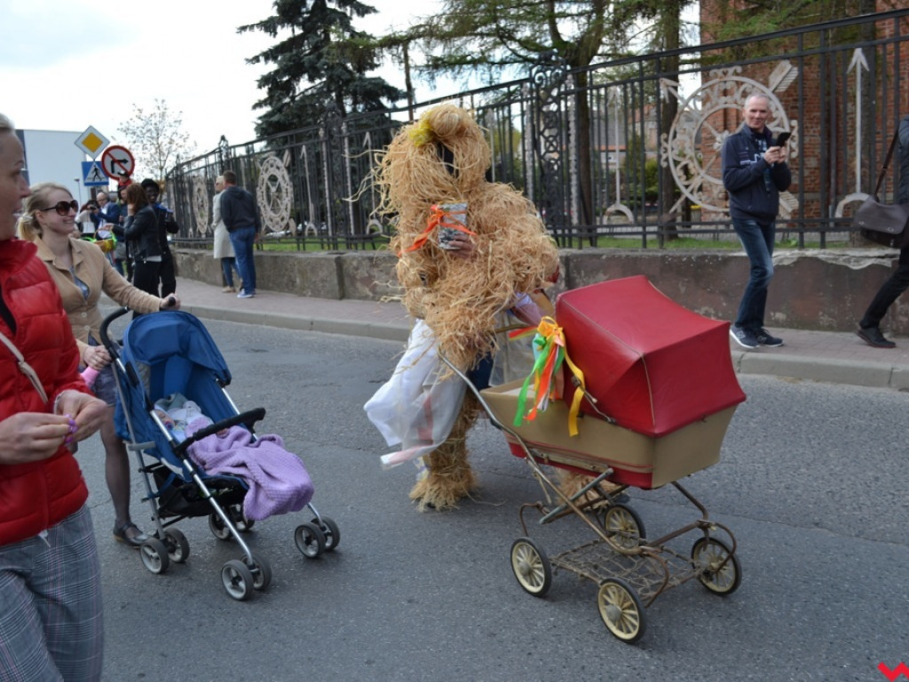 Harce z niedźwiedziami na ulicach Czerniejewa. Przebierańcy przywitali wiosnę