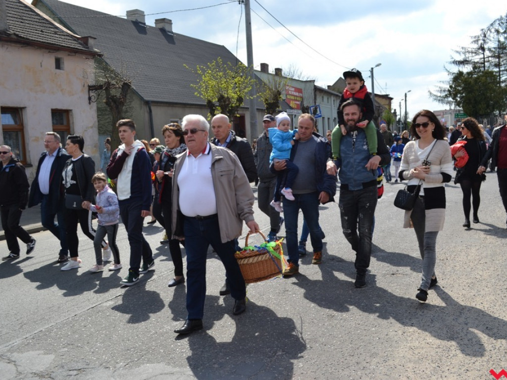 Harce z niedźwiedziami na ulicach Czerniejewa. Przebierańcy przywitali wiosnę