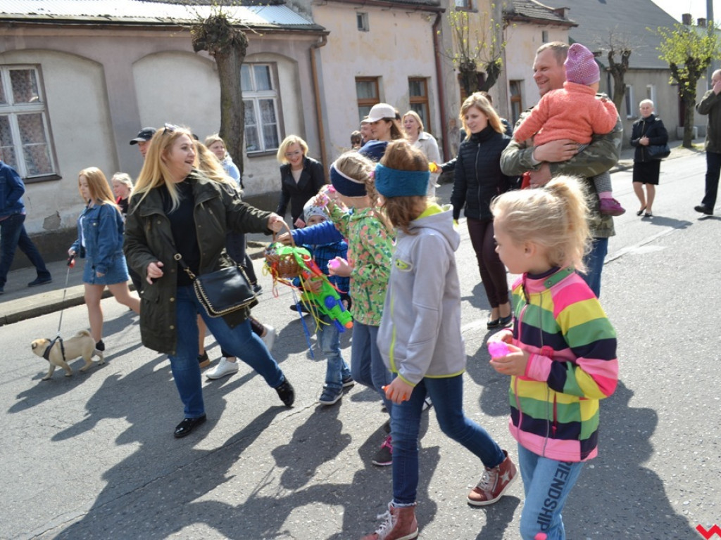 Harce z niedźwiedziami na ulicach Czerniejewa. Przebierańcy przywitali wiosnę