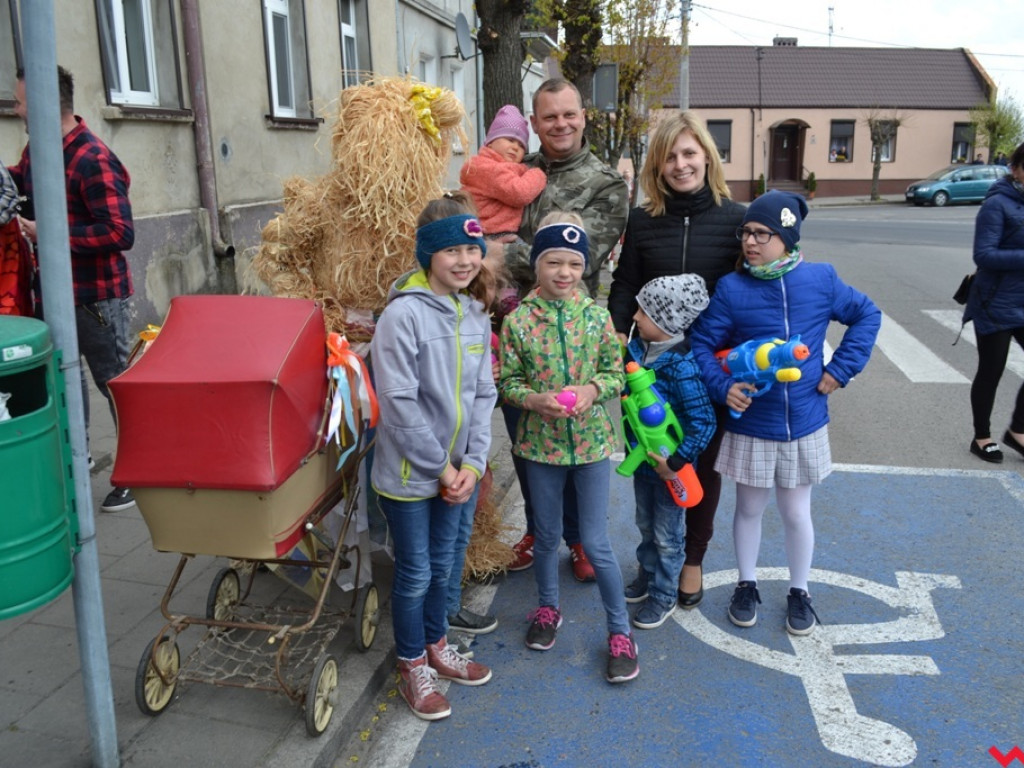 Harce z niedźwiedziami na ulicach Czerniejewa. Przebierańcy przywitali wiosnę