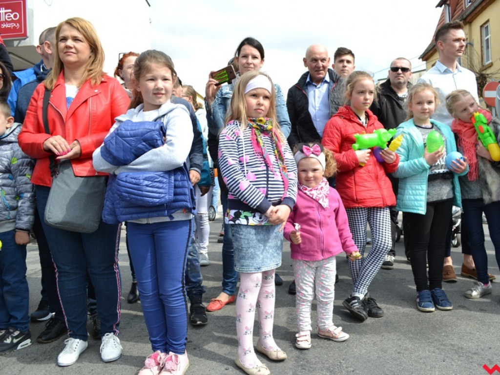 Harce z niedźwiedziami na ulicach Czerniejewa. Przebierańcy przywitali wiosnę