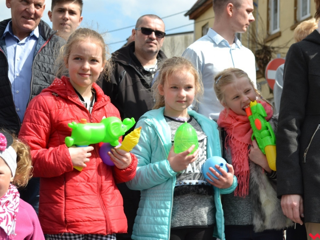 Harce z niedźwiedziami na ulicach Czerniejewa. Przebierańcy przywitali wiosnę