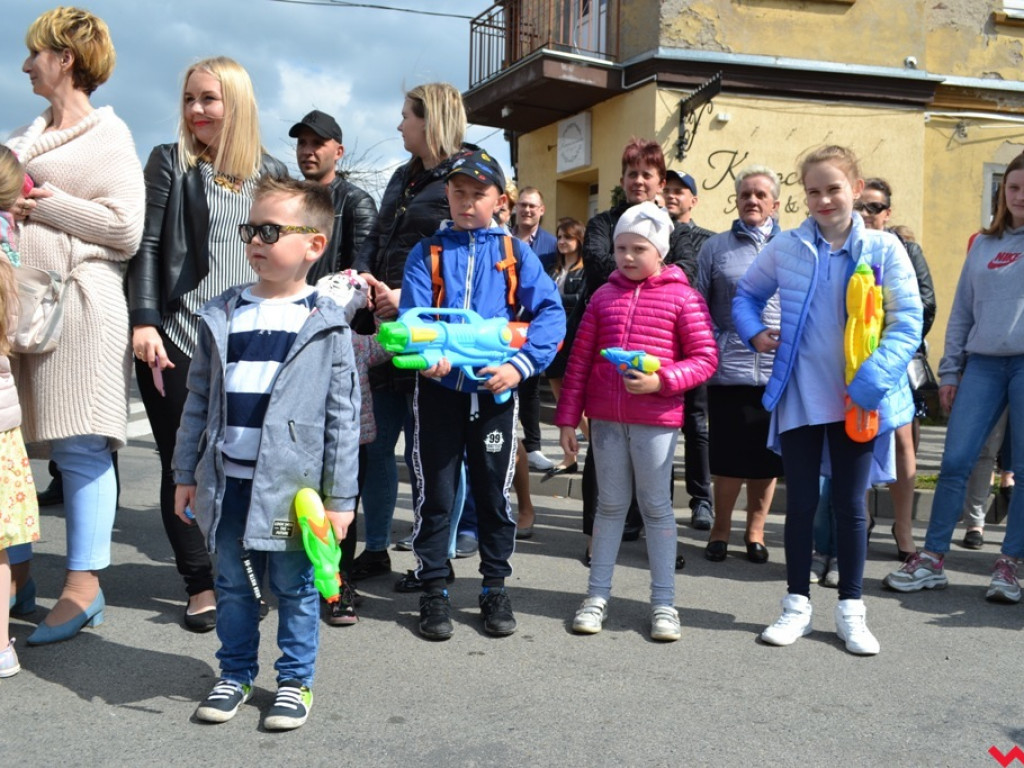 Harce z niedźwiedziami na ulicach Czerniejewa. Przebierańcy przywitali wiosnę