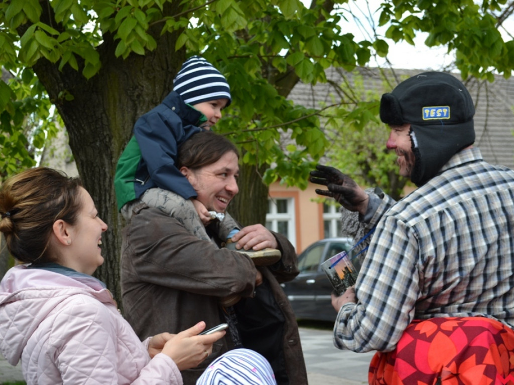 Harce z niedźwiedziami na ulicach Czerniejewa. Przebierańcy przywitali wiosnę