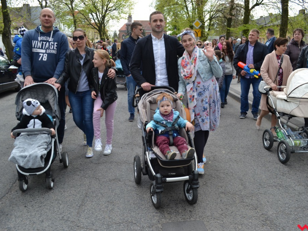 Harce z niedźwiedziami na ulicach Czerniejewa. Przebierańcy przywitali wiosnę