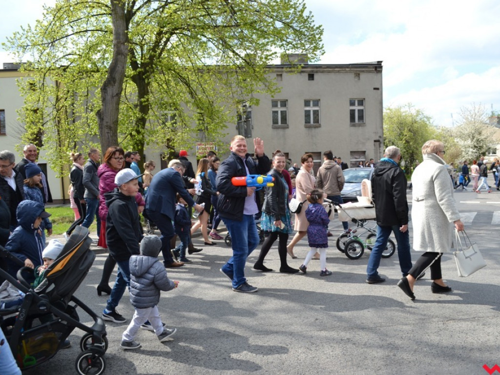 Harce z niedźwiedziami na ulicach Czerniejewa. Przebierańcy przywitali wiosnę