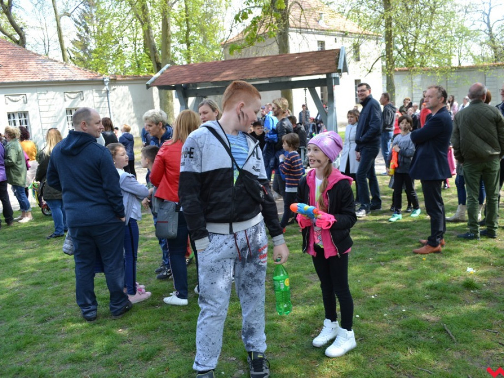 Harce z niedźwiedziami na ulicach Czerniejewa. Przebierańcy przywitali wiosnę