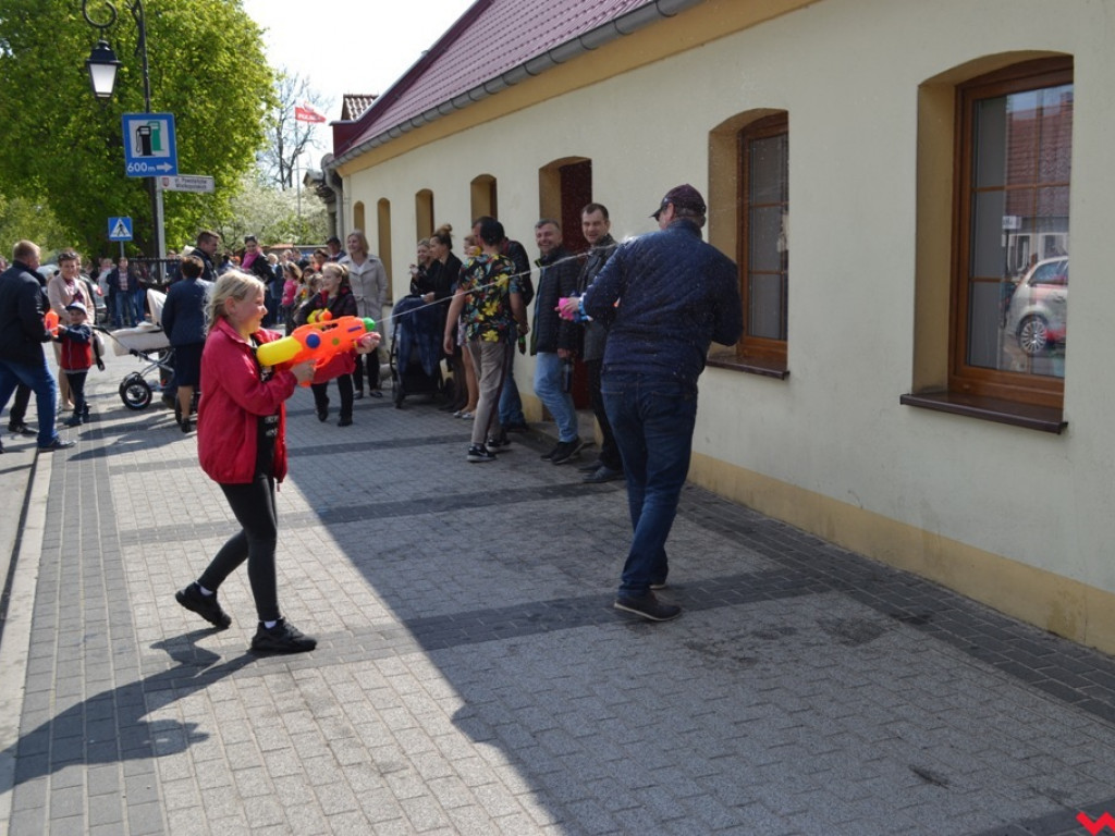 Harce z niedźwiedziami na ulicach Czerniejewa. Przebierańcy przywitali wiosnę
