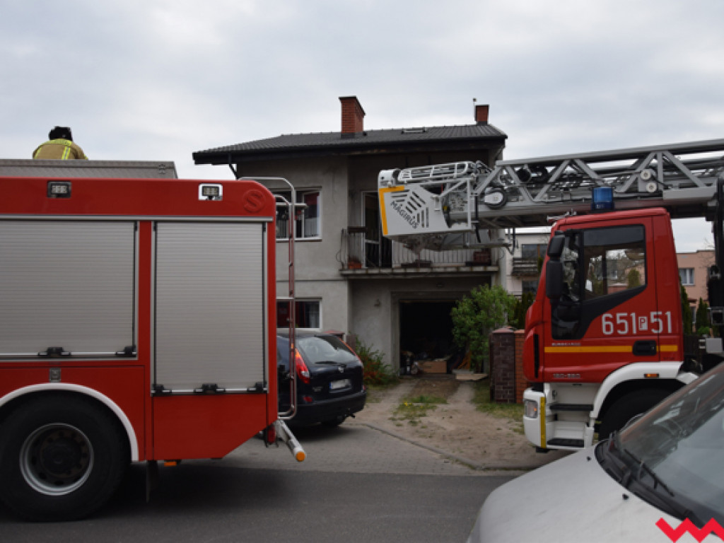 Pożar w ciasnej uliczce Osiedla Sokołowskiego. Szybka interwencja strażaków