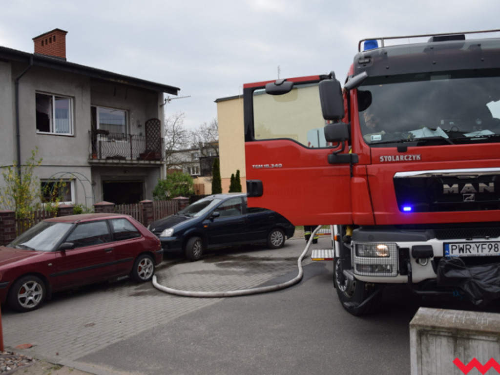 Pożar w ciasnej uliczce Osiedla Sokołowskiego. Szybka interwencja strażaków