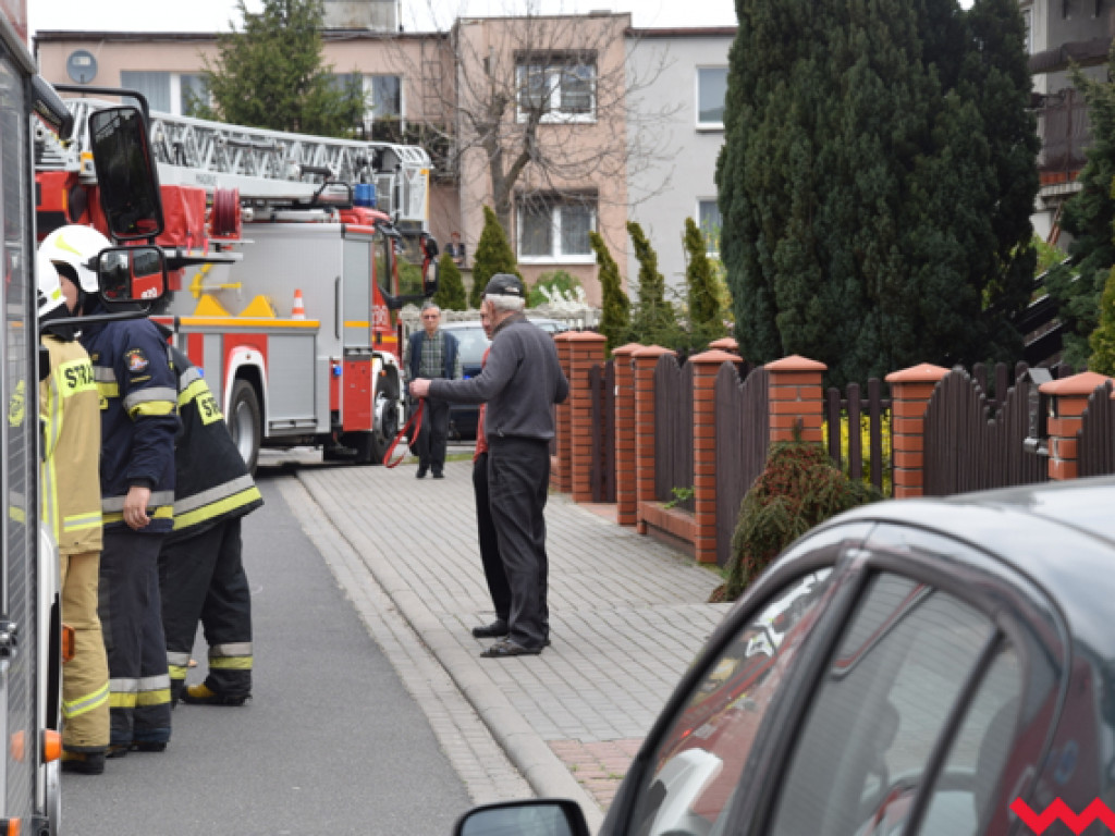 Pożar w ciasnej uliczce Osiedla Sokołowskiego. Szybka interwencja strażaków