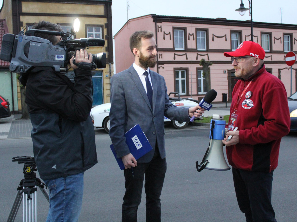 W błysku fleszy i kamer wyruszyli w dziesiąty rajd. Syreniarze już w drodze do Mińska