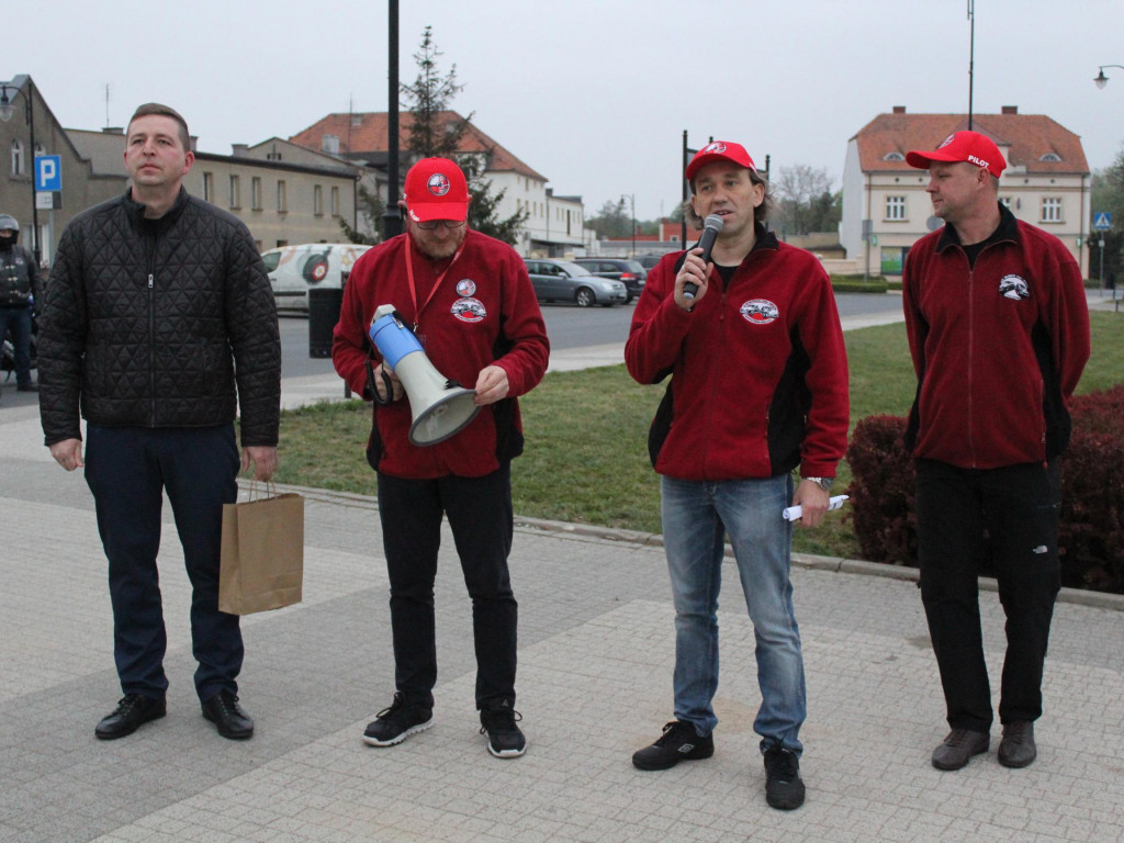 W błysku fleszy i kamer wyruszyli w dziesiąty rajd. Syreniarze już w drodze do Mińska
