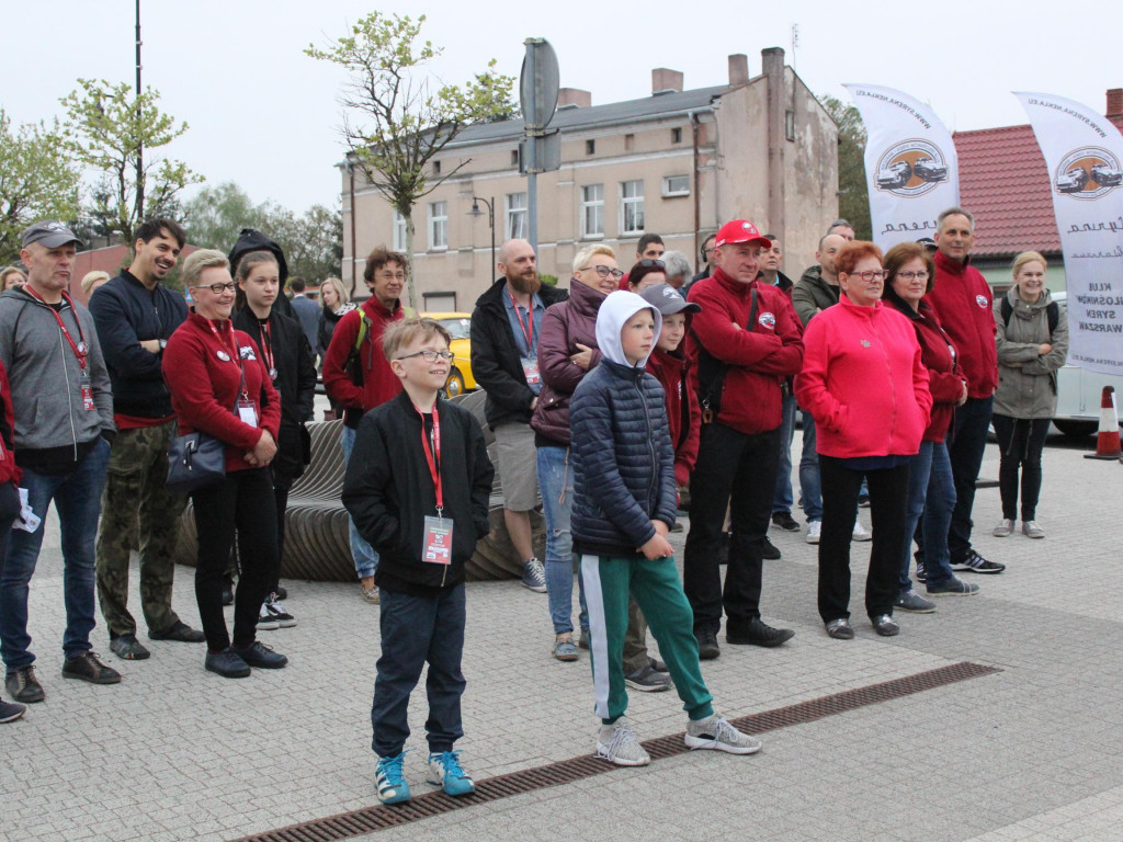 W błysku fleszy i kamer wyruszyli w dziesiąty rajd. Syreniarze już w drodze do Mińska