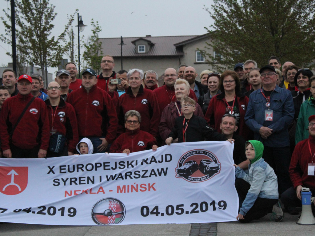 W błysku fleszy i kamer wyruszyli w dziesiąty rajd. Syreniarze już w drodze do Mińska