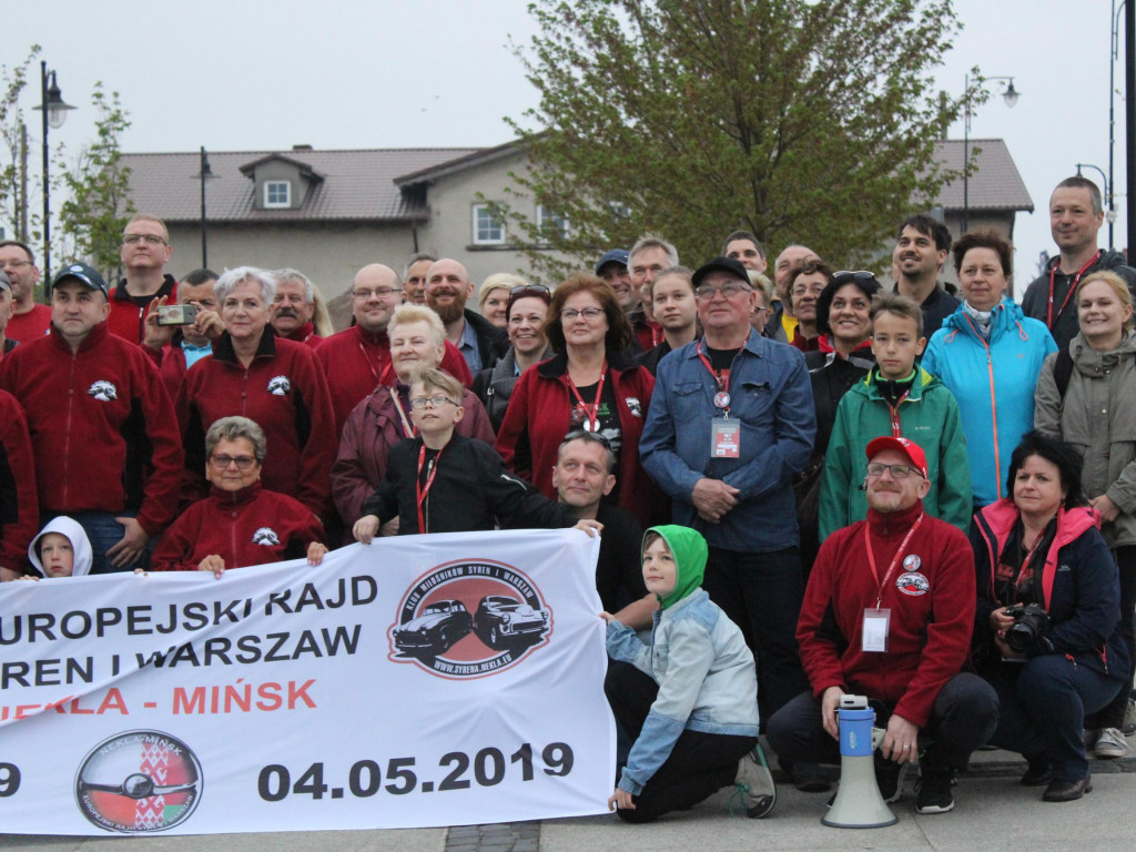 W błysku fleszy i kamer wyruszyli w dziesiąty rajd. Syreniarze już w drodze do Mińska